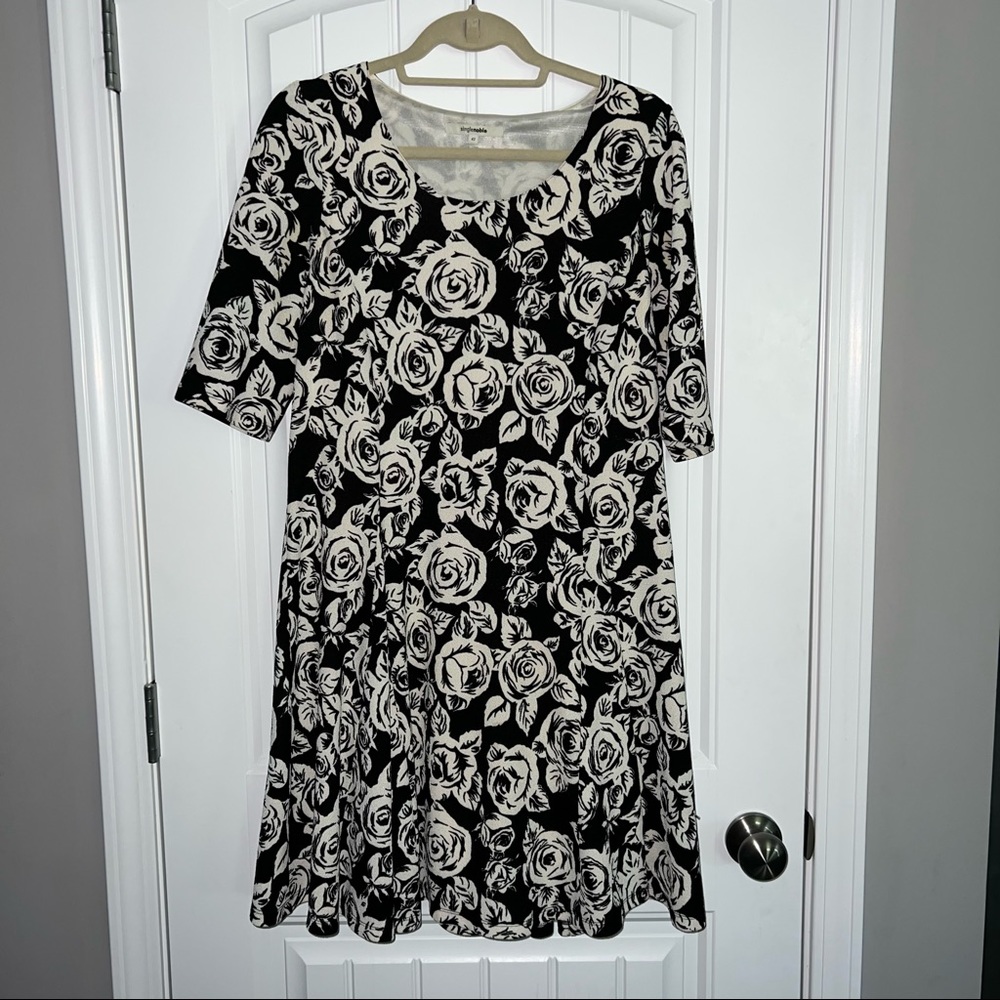 Beautiful floral dress from single noble. Size 42 - Alice in wonderland QUEEN